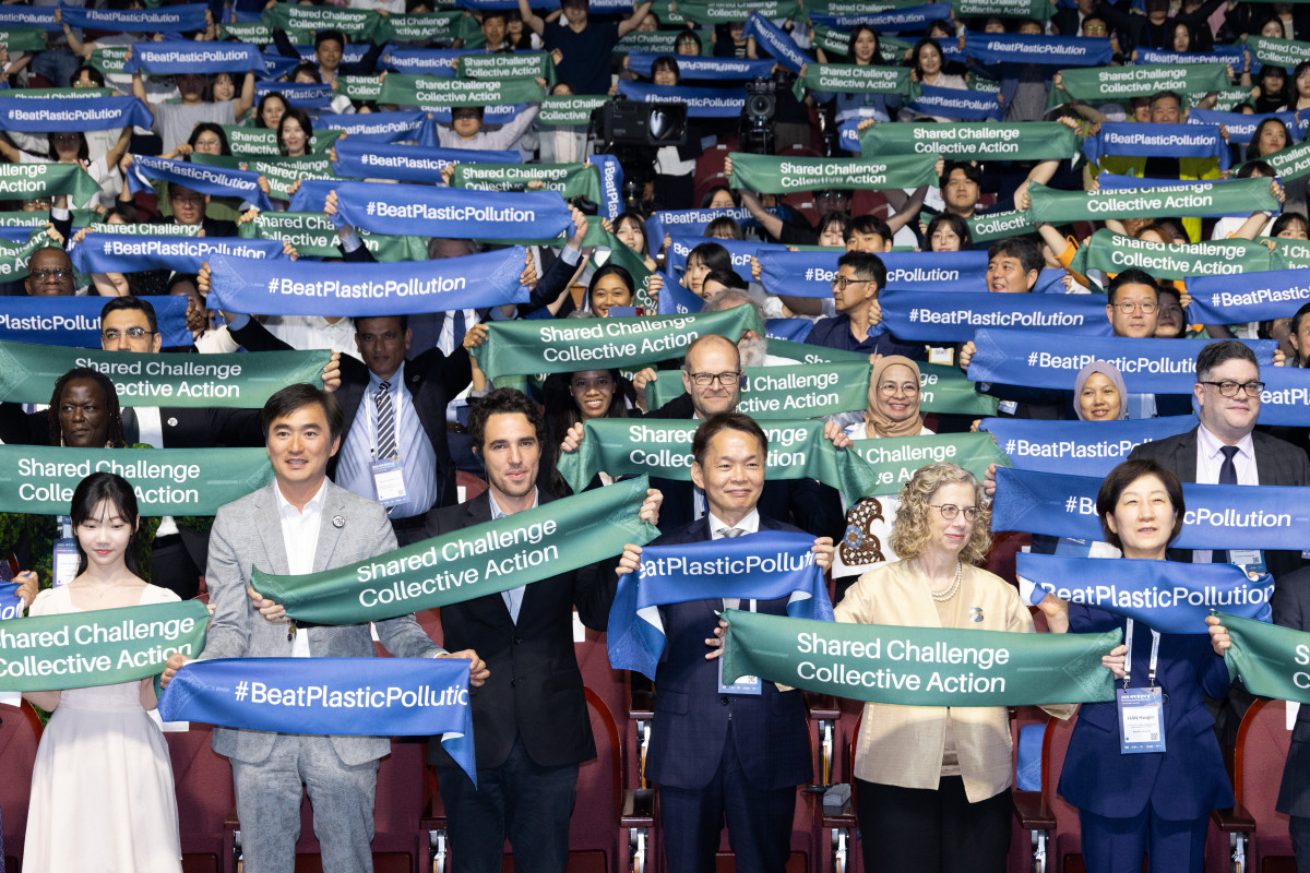 ▲이병화 환경부 차관이 5일 제주 서귀포 제주국제컨벤션센터에서 열린 제54차 세계 환경의 날 기념식에 참석하여 국내외 참석자들과 함께 순환경제 행동 다짐 의미를 담아 퍼포먼스를 펼치고 있다. (환경)