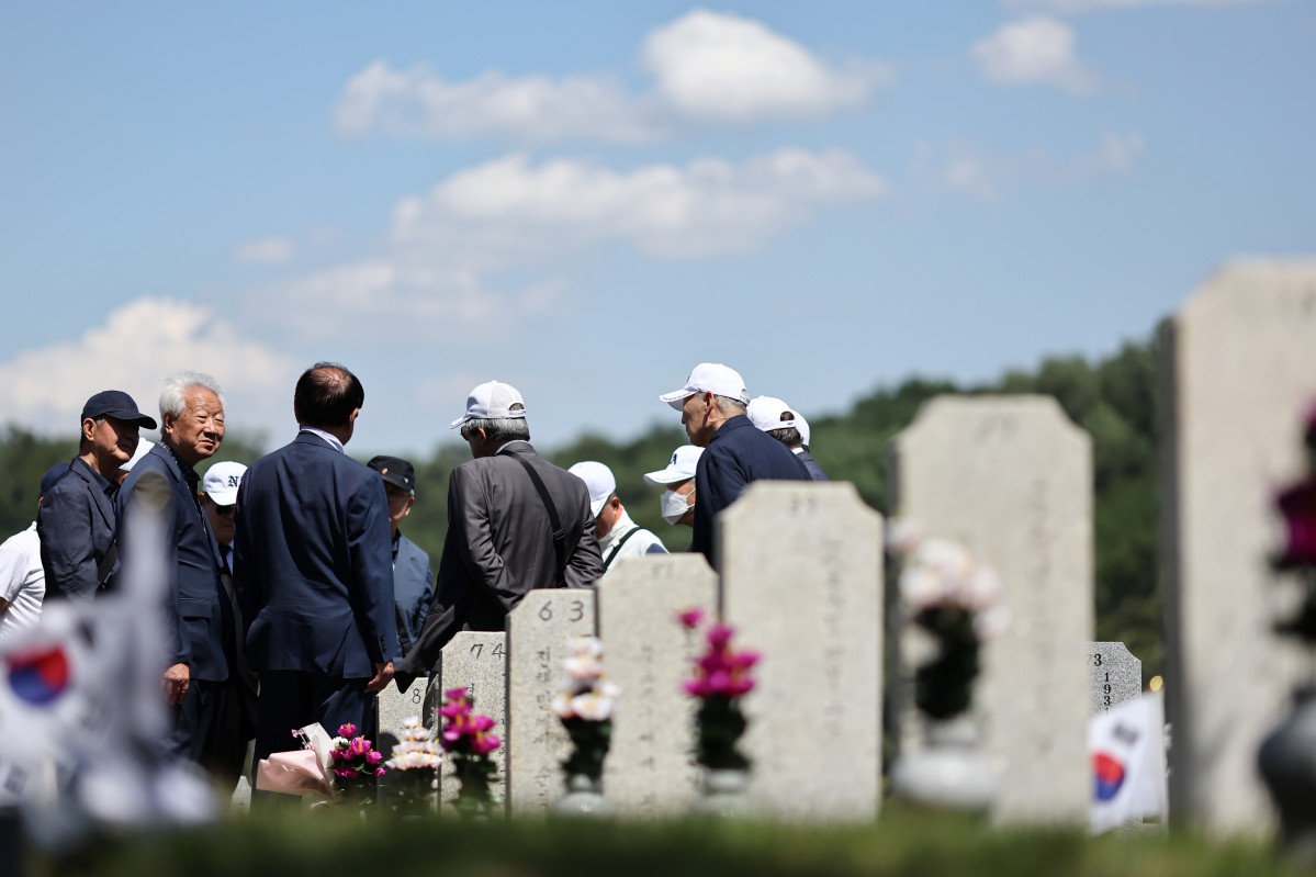 ▲현충일을 앞둔 4일 맑은 날씨 속에서 해군사관학교 22기 졸업생들이 해군묘역을 찾아 추모하고 있다. (연합뉴스)