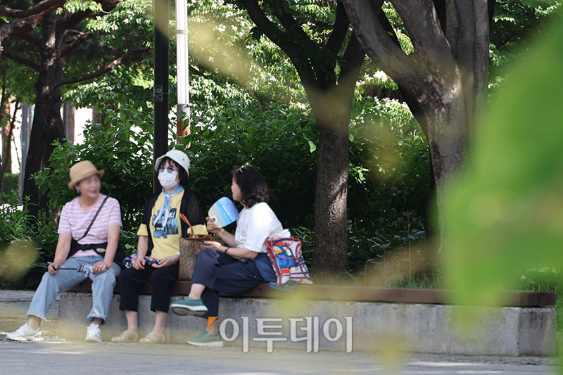 ▲서울 낮 최고 기온이 27도까지 오르며 초여름 날씨를 보인 5일 서울 성동구 서울숲에서 시민들이 더위를 피하고 있다. 고이란 기자 photoeran@