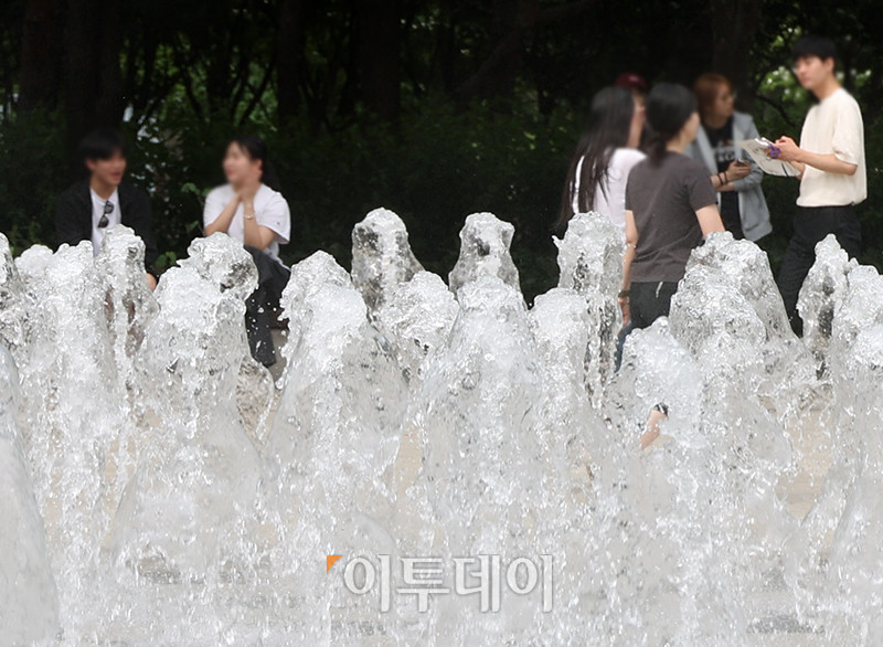 ▲서울 낮 최고 기온이 27도까지 오르며 초여름 날씨를 보인 5일 서울 성동구 서울숲에서 시민들이 더위를 피하고 있다. 고이란 기자 photoeran@