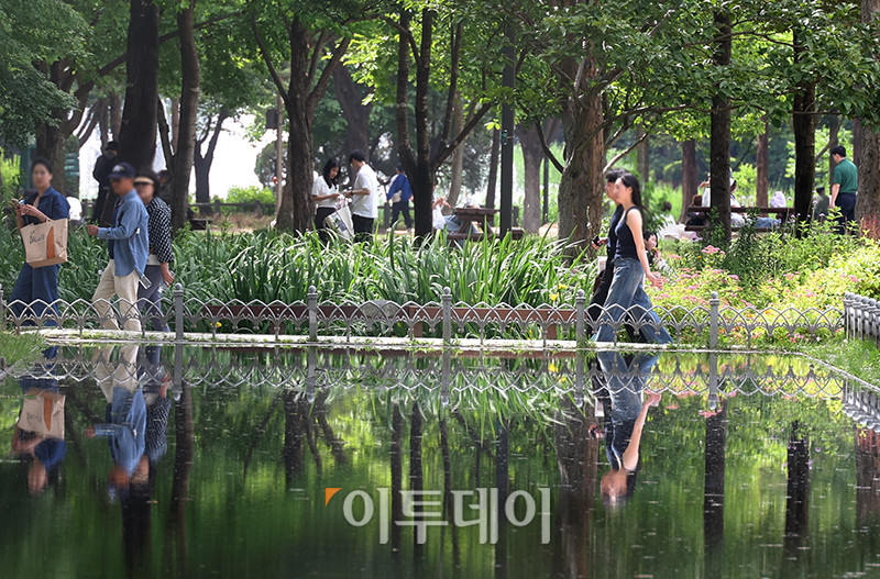 ▲서울 낮 최고 기온이 27도까지 오르며 초여름 날씨를 보인 5일 서울 성동구 서울숲에서 시민들이 더위를 피하고 있다. 고이란 기자 photoeran@