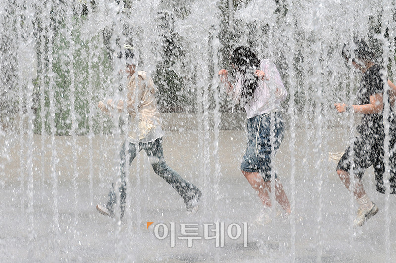 ▲서울 낮 최고 기온이 27도까지 오르며 초여름 날씨를 보인 5일 서울 성동구 서울숲에서 시민들이 더위를 피하고 있다. 고이란 기자 photoeran@