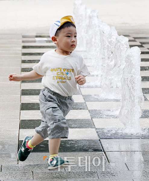 ▲서울 낮 최고 기온이 27도까지 오르며 초여름 날씨를 보인 5일 서울 성동구 서울숲에서 한 어린이가 분수 주변을 달리고 있다. 고이란 기자 photoeran@