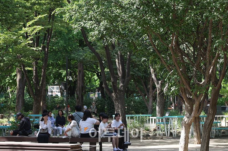 ▲서울 낮 최고 기온이 27도까지 오르며 초여름 날씨를 보인 5일 서울 성동구 서울숲에서 시민들이 더위를 피하고 있다. 고이란 기자 photoeran@