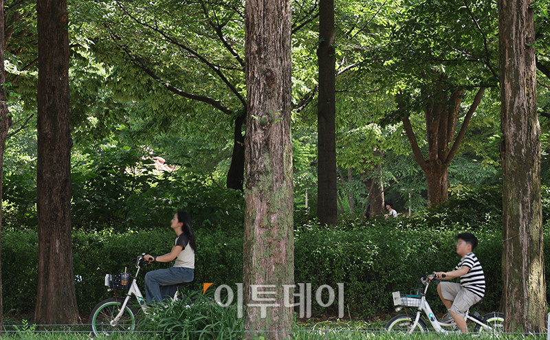 ▲서울 낮 최고 기온이 27도까지 오르며 초여름 날씨를 보인 5일 서울 성동구 서울숲에서 시민들이 더위를 피하고 있다. 고이란 기자 photoeran@