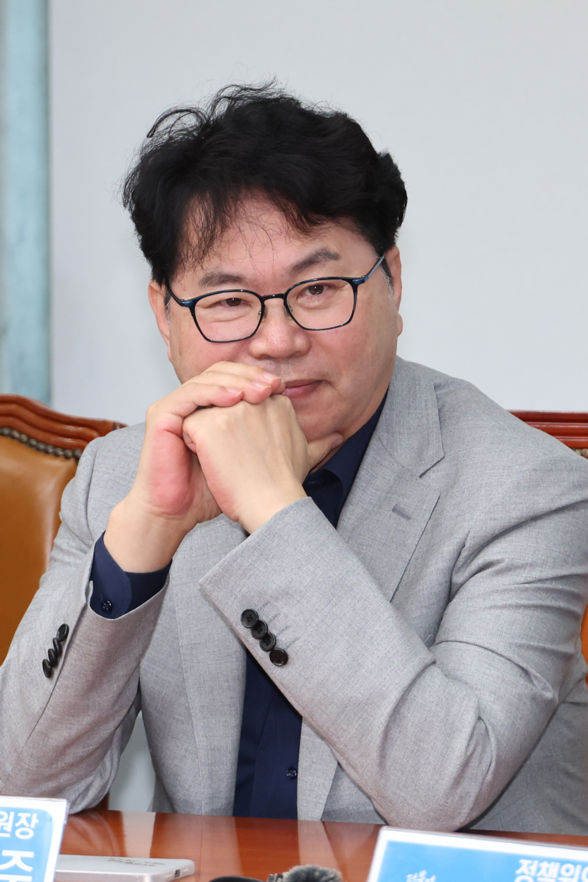 ▲<YONHAP PHOTO-2193> 최고위 참석한 이한주 민주연구원장 (서울=연합뉴스) 김주성 기자 = 더불어민주당 이한주 민주연구원장이 5일 서울 여의도 국회에서 열린 최고위원회의에서 박찬대 대표 권한대행 겸 원내대표의 발언을 듣고 있다. 2025.6.5 utzza@yna.co.kr/2025-06-05 09:52:33/<저작권자 ⓒ 1980-2025 ㈜연합뉴스. 무단 전재 재배포 금지, AI 학습 및 활용 금지>