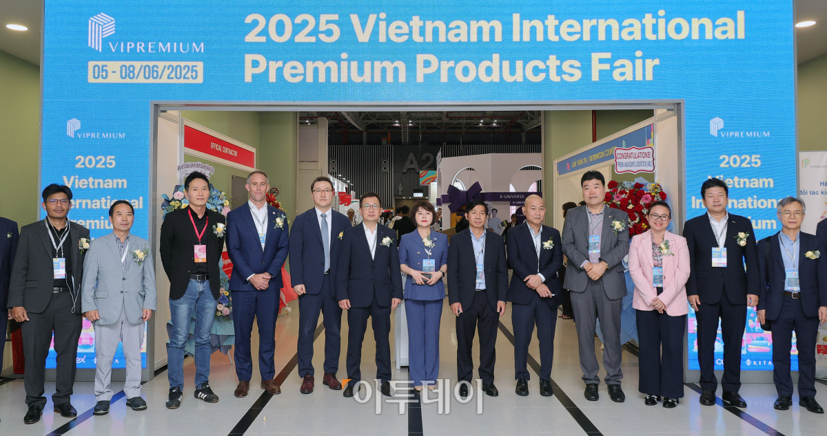 ▲5일 베트남 호치민 SECC전시장에서 한국무역협회 주관 코엑스 주최로 열린 2025 베트남 국제 프리미엄 소비재전(VIPREMIUM) 개막식에서 권태한(왼쪽 다섯번째부터) 주 호치민 대한민국 총영사관 부 총영사관, 조상현 코엑스 사장, 성미숙 한국여성벤처협회 회장, 장석민(오른쪽 두번째) 한국무역협회 전무를 비롯한 참석자들이 기념촬영을 하고 있다./2025.06.05./호치민=사진공동취재단