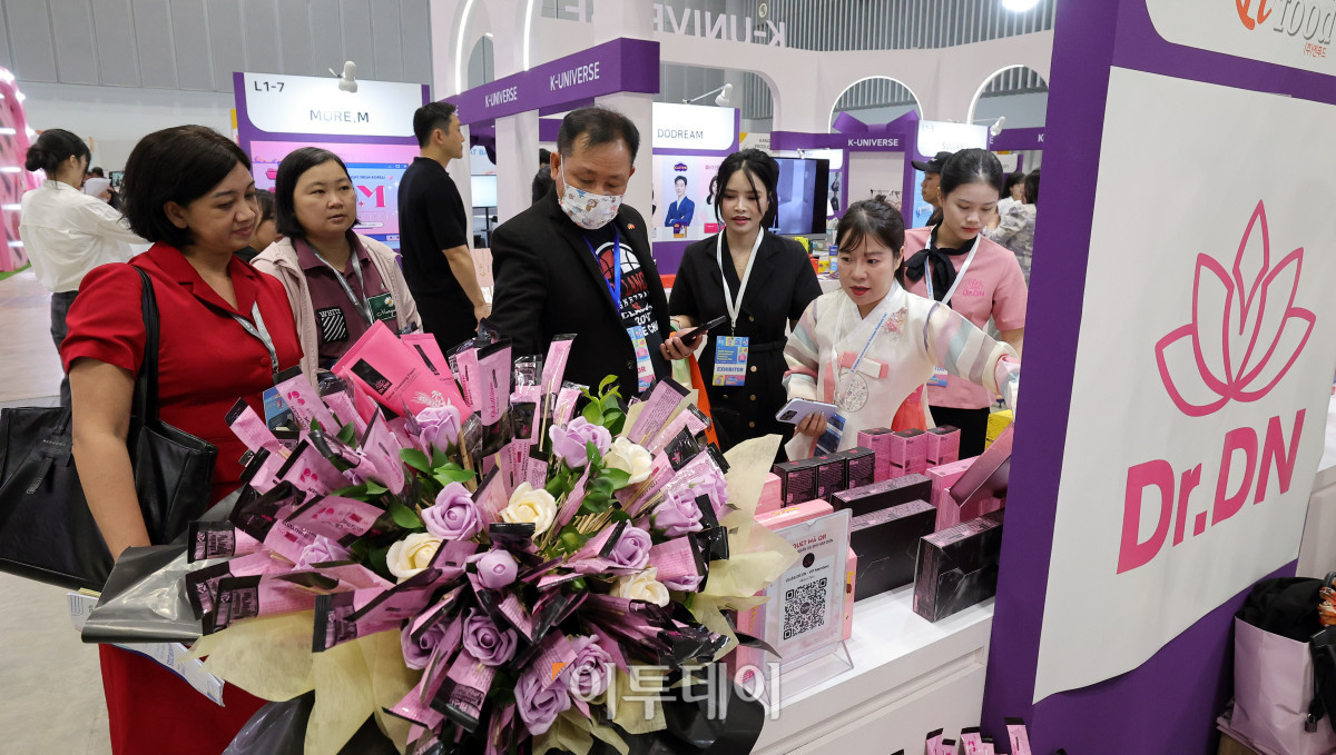 ▲5일 베트남 호치민 SECC전시장에서 한국무역협회 주관 코엑스 주최로 열린 2025 베트남 국제 프리미엄 소비재전(VIPREMIUM)을 찾은 관람객들이 전시장을 둘러보고 있다. 올해 전시회는 8일 까지 뷰티, 패션, 리빙, 식품 등 다양한 소비재분야의 200여개 국내외 기업이 참가해 프리미엄 제품과 최신 라이프스타일을 선보인다. /2025.06.05./호치민=사진공동취재단