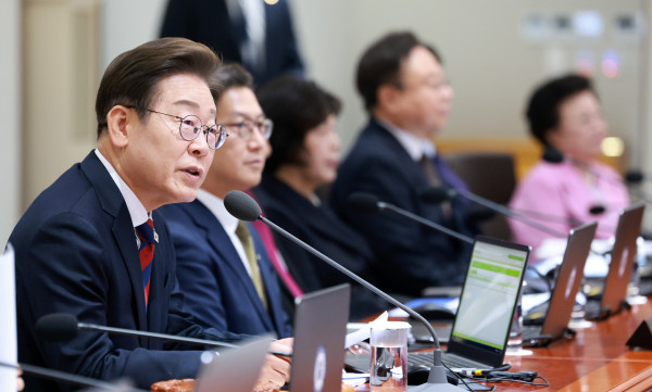 ▲<YONHAP PHOTO-2475> 이재명 대통령 국무회의 발언    (서울=연합뉴스) 홍해인 기자 = 이재명 대통령이 5일 서울 용산 대통령실 청사에서 열린 국무회의에서 발언하고 있다. 2025.6.5 [대통령실통신사진기자단]    hihong@yna.co.kr/2025-06-05 10:29:36/<저작권자 ⓒ 1980-2025 ㈜연합뉴스. 무단 전재 재배포 금지, AI 학습 및 활용 금지>