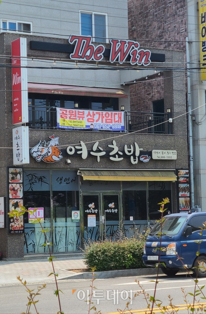 ▲지난달 28일 전남 무선지구 한 상가 건물이 통째로 비어있다. 1층 초밥집과 2층 술집 모두 문을 닫았다.  (손민지 기자)