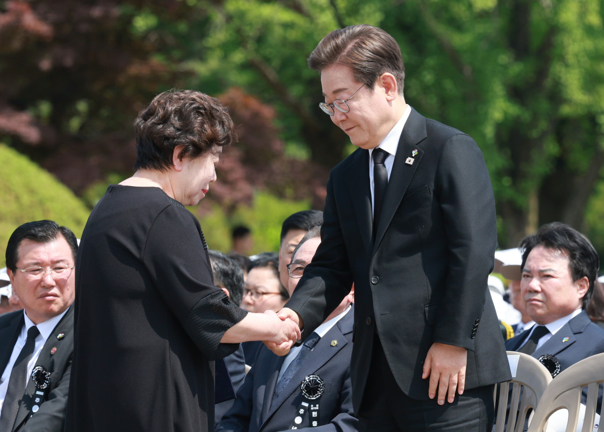 ▲<YONHAP PHOTO-3874> 6·25 전쟁 참전 유족 위로하는 이재명 대통령    (서울=연합뉴스) 홍해인 기자 = 이재명 대통령이 6일 서울 동작구 국립서울현충원에서 열린 70회 현충일 추념식에서 6·25 전쟁 전사자 고(故) 송영환 일병의 딸 송재숙 씨가 편지 낭독 뒤 자리로 돌아오자 위로하고 있다. 2025.6.6 [대통령실통신사진기자단]    hihong@yna.co.kr/2025-06-06 11:02:58/<저작권자 ⓒ 1980-2025 ㈜연합뉴스. 무단 전재 재배포 금지, AI 학습 및 활용 금지>