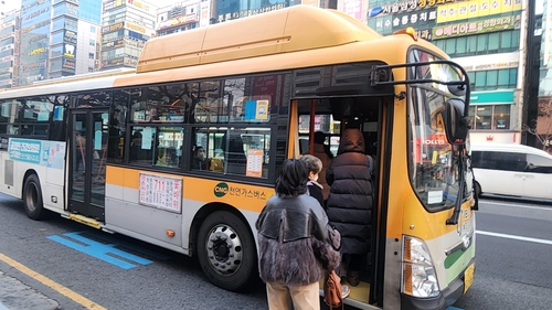 ▲(울산=연합뉴스) 장지현 기자 = 울산 시내버스 노선 전면 개편 한 달째인 지난 1월 21일 남구 삼산동 시외고속버스터미널 정류장에서 시민들이 버스에 오르고 있다. 2025.1.21 jjang23@yna.co.kr<저작권자 ⓒ 2025 연 합 뉴 스. 무단전재-재배포 금지.>
