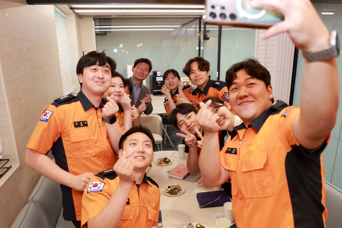 ▲이상일 용인특례시장이 4일 용인소방서 대회의실에서 소방공무원 50여 명과 함께 ‘이음 프로젝트’ 특강 행사 중 기념사진을 촬영하고 있다. (용인특례시)