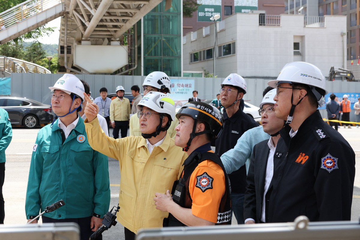 ▲김동연 경기도지사(가운데)와 이상일 용인특례시장(왼쪽)이 용인 전철 공사현장 천공기 전도사고 현장 점검을 하고 있다. (경기도)