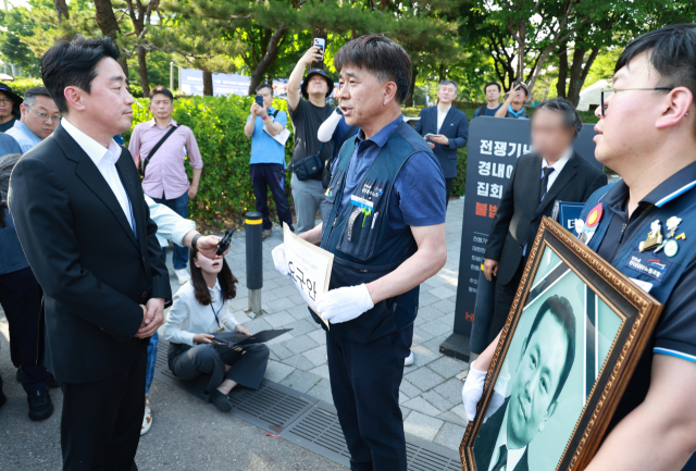 ▲강훈식(왼쪽) 대통령비서실장이 6일 서울 용산 대통령실 청사 인근 전쟁기념관 앞에서 태안화력발전소 사고 희생자 고(故) 김충현 씨와 관련해 엄길용 공공운수노조 위원장, 유족, 사고 대책위 관계자로부터 요구 서한을 받기 앞서 대화하고 있다. (연합뉴스)