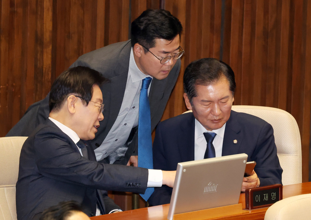 ▲이재명(왼쪽) 더불어민주당 대표와 박찬대(가운데) 원내대표, 정청래 의원이 서울 여의도 국회에서 열린 제418회국회(정기회) 제6차 본회의 대정부질문(경제)에서 휴대전화를 보고 있다. 2024.09.11. (뉴시스)