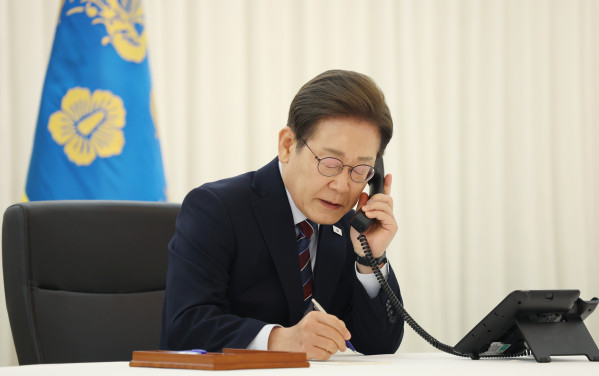 ▲이재명 대통령이 6일 서울 한남동 관저에서 도널드 트럼프 미국 대통령과 전화 통화를 하기 위해 수화기를 들고 있다. (연합뉴스)