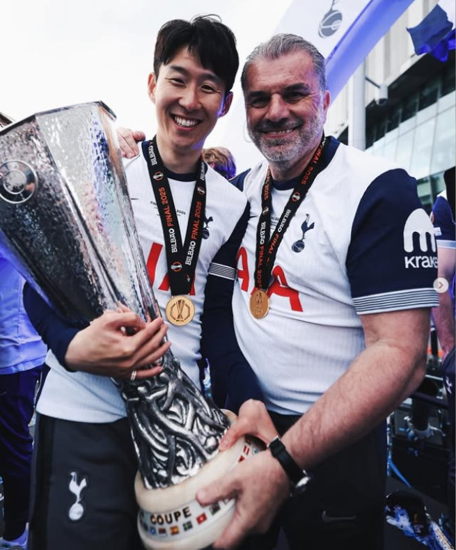 ▲토트넘 홋스퍼의 주장 손흥민과 포스테코글루 감독이 2025 유럽축구연맹 유로파리그 우승 트로피를 들고 있다. (손흥민 인스타그램)