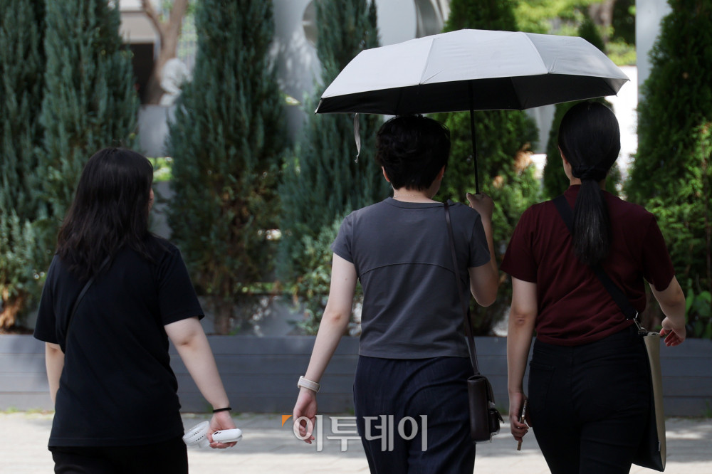 ▲서울 낮 최고 기온이 27도까지 오르며 초여름 날씨를 보인 5일 서울 성동구 서울숲에서 시민들이 더위를 피하고 있다. 고이란 기자 photoeran@ (이투데이DB)