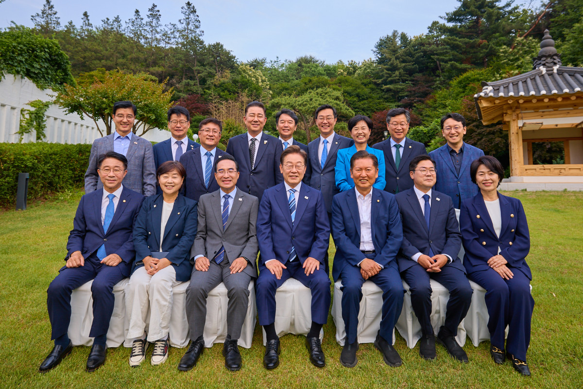 ▲이재명 대통령이 7일 서울 한남동 관저에서 만찬에 참석한 더불어민주당 지도부 의원들과 기념촬영을 하고 있다. (연합뉴스)