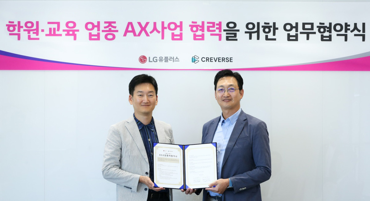 ▲권용현 LG유플러스 기업부문장(왼쪽)과 이동훈 크레버스 대표이사가 업무협약식에 참석해 기념촬영을 하고 있는 모습. (사진제공=LG유플러스)