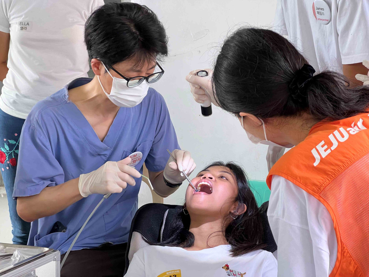▲제주항공과 열린의사회 자원봉사자들이 필리핀 세부에서 주민들을 진료하고 있다. (사진=제주항공)