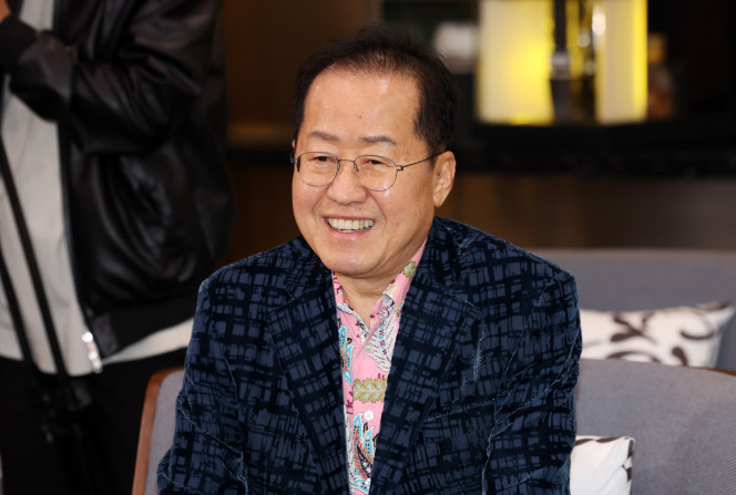 ▲홍준표 전 대구시장이 10일 오후 인천국제공항 제1여객터미널에서 미국 출국을 앞두고 배웅온 이준석 개혁신당 대선후보와 대화를 하고 있다. 2025.05.10. (뉴시스)