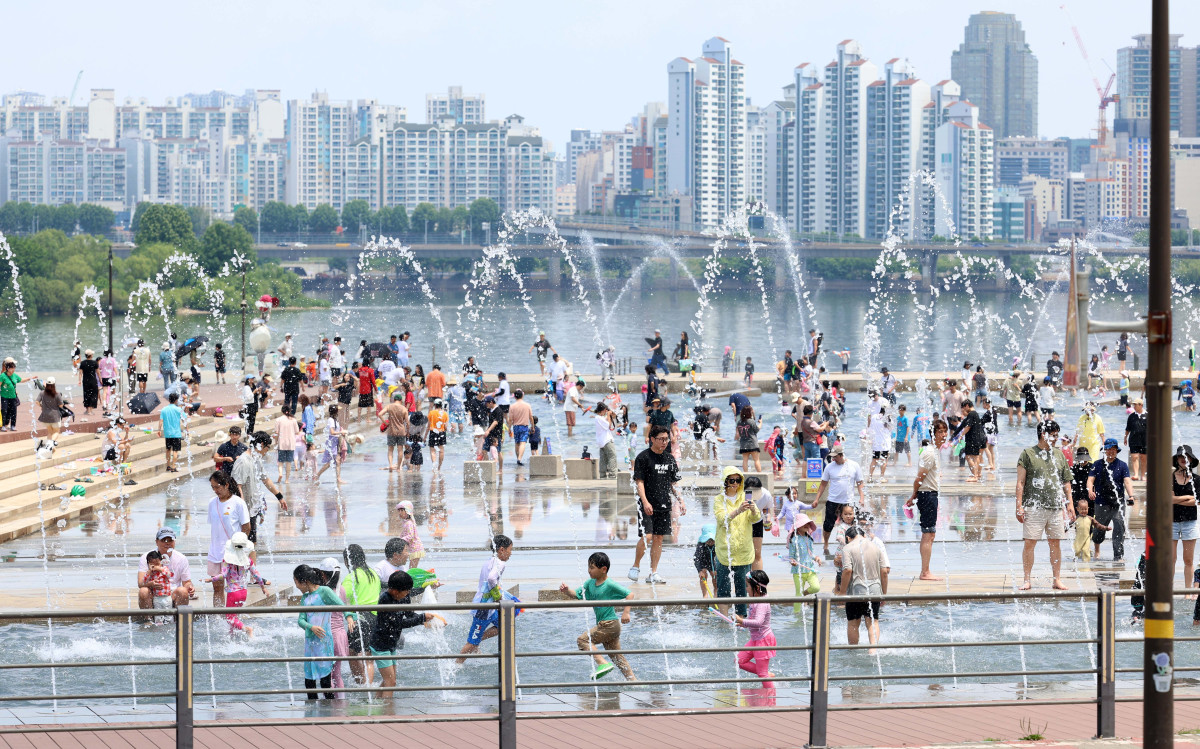 ▲서울 낮 최고기온이 30도를 나타내는 등 전국이 초여름 날씨를 보인 8일 서울 여의도 물빛광장에서 시민들이 물놀이를 하며 더위를 식히고 있다. 신태현 기자 holjjak@
