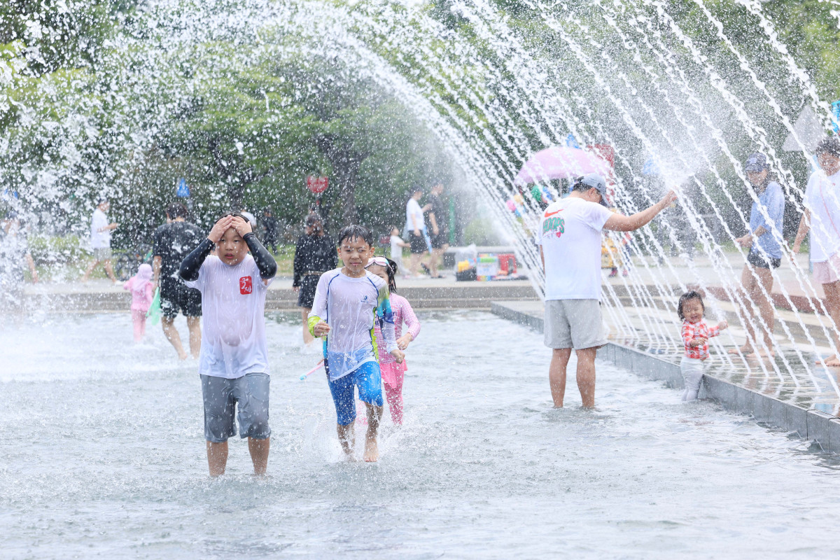 ▲서울 낮 최고기온이 30도를 나타내는 등 전국이 초여름 날씨를 보인 8일 서울 여의도 물빛광장에서 어린이들이 물놀이를 하며 더위를 식히고 있다. 신태현 기자 holjjak@