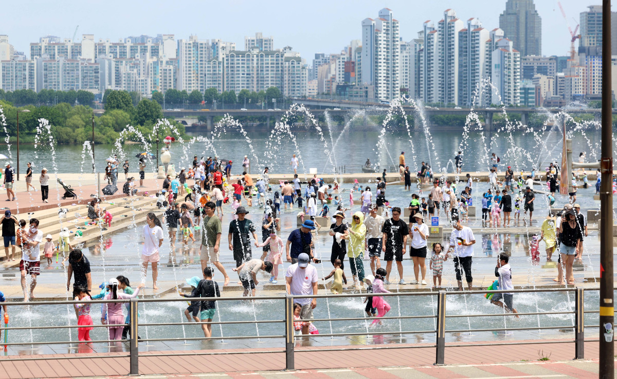 ▲서울 낮 최고기온이 30도를 나타내는 등 전국이 초여름 날씨를 보인 8일 서울 여의도 물빛광장에서 시민들이 물놀이를 하며 더위를 식히고 있다. 신태현 기자 holjjak@