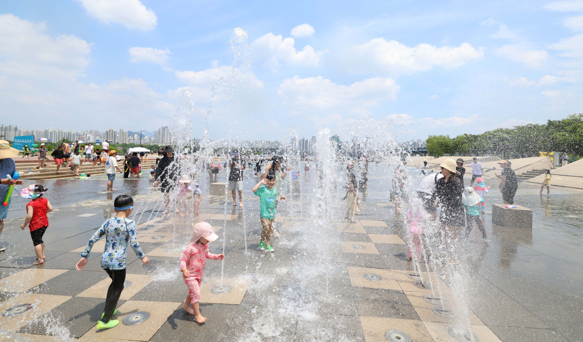 ▲서울 낮 최고기온이 30도를 나타내는 등 전국이 초여름 날씨를 보인 8일 서울 여의도 물빛광장에서 어린이들이 물놀이를 하며 더위를 식히고 있다. 신태현 기자 holjjak@
