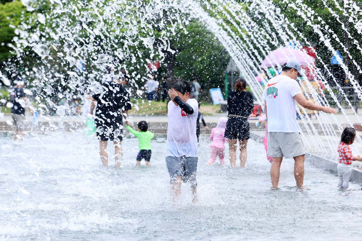 ▲서울 낮 최고기온이 30도를 나타내는 등 전국이 초여름 날씨를 보인 8일 서울 여의도 물빛광장에서 어린이들이 물놀이를 하며 더위를 식히고 있다. 신태현 기자 holjjak@