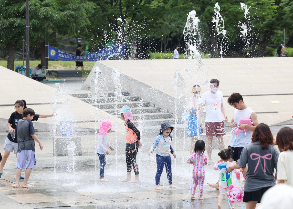 ▲서울 낮 최고기온이 30도를 나타내는 등 전국이 초여름 날씨를 보인 8일 서울 여의도 물빛광장에서 어린이들이 물놀이를 하며 더위를 식히고 있다. 신태현 기자 holjjak@
