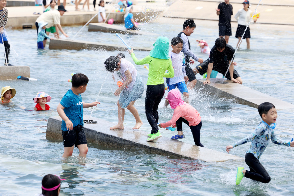 ▲서울 낮 최고기온이 30도를 나타내는 등 전국이 초여름 날씨를 보인 8일 서울 여의도 물빛광장에서 어린이들이 물놀이를 하며 더위를 식히고 있다. 신태현 기자 holjjak@