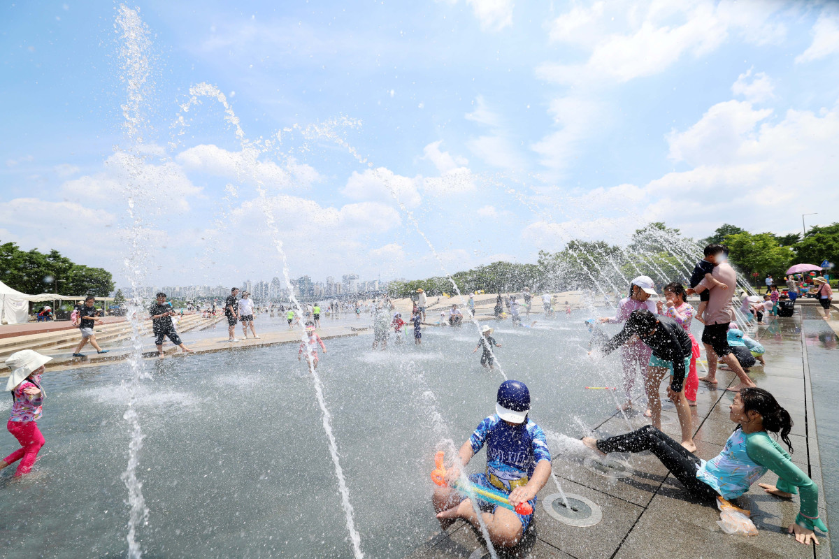 ▲서울 낮 최고기온이 30도를 나타내는 등 전국이 초여름 날씨를 보인 8일 서울 여의도 물빛광장에서 어린이들이 물놀이를 하며 더위를 식히고 있다. 신태현 기자 holjjak@