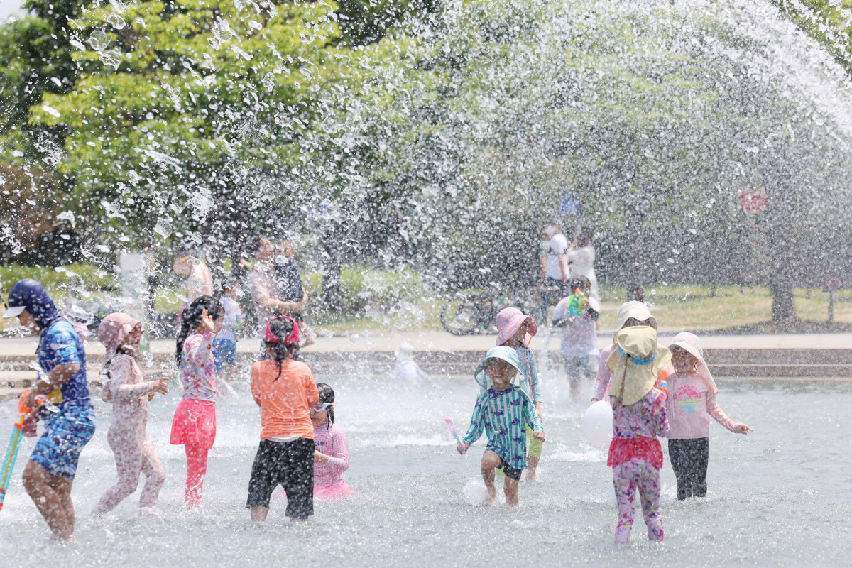 ▲서울 낮 최고기온이 30도를 나타내는 등 전국이 초여름 날씨를 보인 8일 서울 여의도 물빛광장에서 어린이들이 물놀이를 하며 더위를 식히고 있다. 신태현 기자 holjjak@