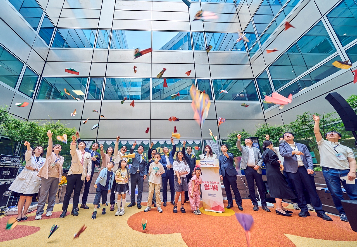 ▲지난달 30일 서울 강남구 삼성서울병원에서 열린 소아청소년센터 그랜드 오프닝 행사에서 시몬스 안정호 대표, 삼성서울병원 안강모 소아청소년센터장, 소아청소년 환아 및 가족 등 참석자들이 소아청소년센터의 새로운 시작을 응원하며 종이비행기를 날리고 있다. (사진제공=시몬스)