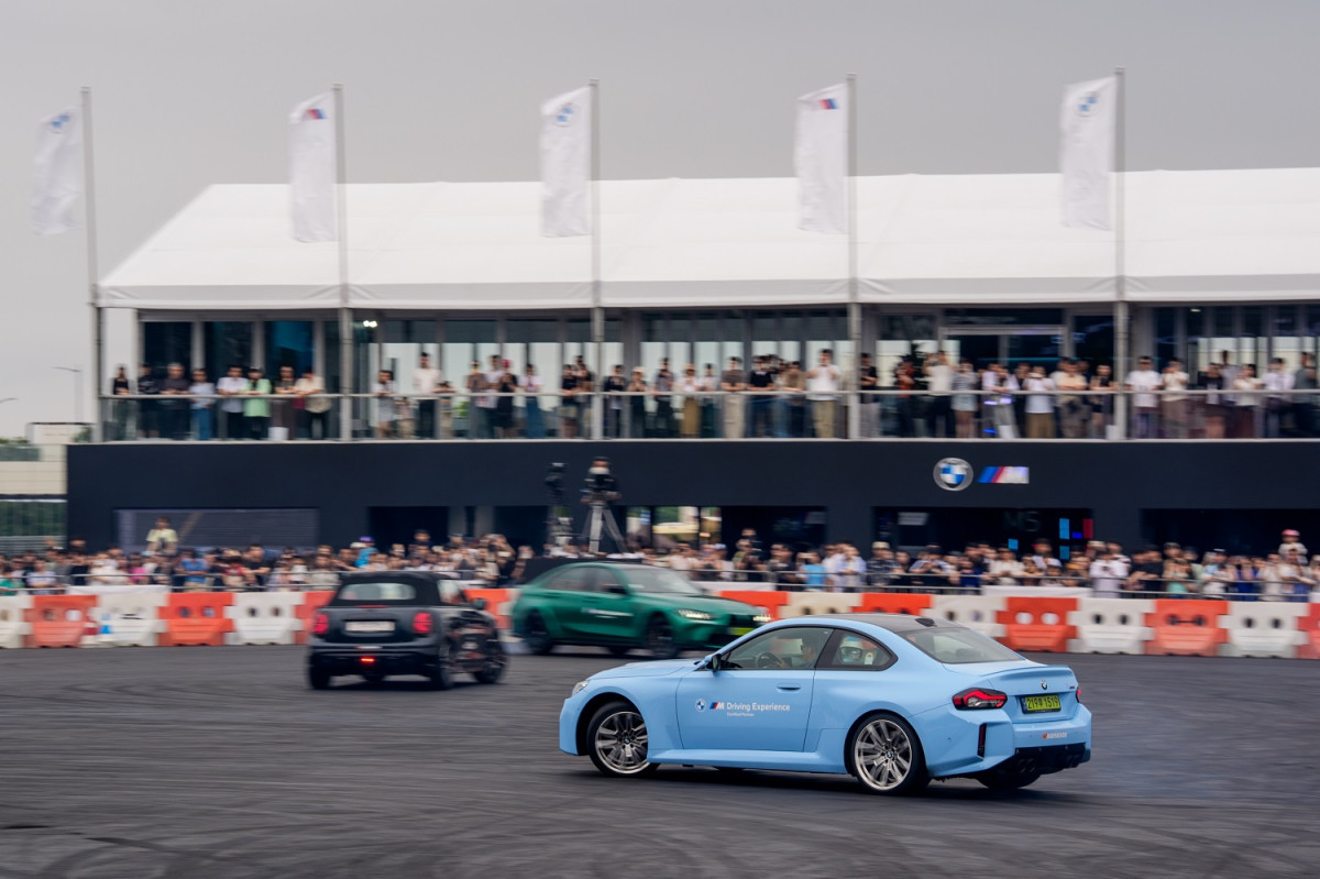 ▲6~8일 인천 영종도 BMW 드라이빙 센터에서 열린 ‘BMW 그룹 코리아 30주년 페스티벌’에서 드리프트 쇼가 펼쳐지고 있다.  (사진=BMW 그룹 코리아)