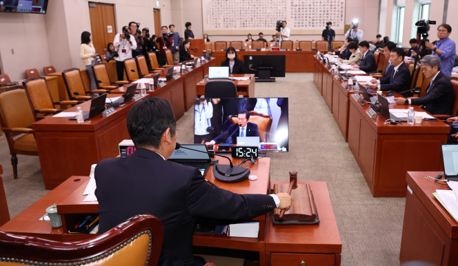 ▲7일 서울 여의도 국회에서 열린 법제사법위원회 전체회의에서 국민의힘 의원들이 퇴장한 가운데 정청래 법사위원장이 의사봉을 두드리고 있다. 2025.05.07. (뉴시스)