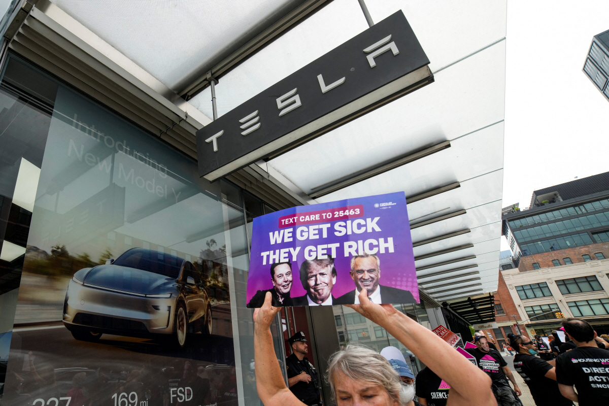 ▲미국 뉴욕의 한 테슬라 매장 밖에서 7일(현지시간) 시민이 테슬라와 일론 머스크 테슬라 최고경영자(CEO)에 반대하는 시위를 벌이고 있다. 뉴욕/로이터연합뉴스