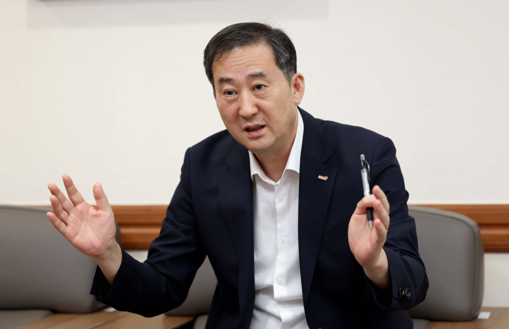 ▲이경식 한국거래소 파생상품시장 본부장이 30일 서울 여의도 한국거래소 서울사무소에서 이투데이와 인터뷰를 갖고 있다. 신태현 기자 holjjak@ (이투데이DB)