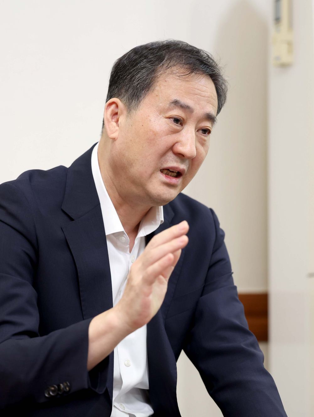 ▲이경식 한국거래소 파생상품시장 본부장이 30일 서울 여의도 한국거래소 서울사무소에서 이투데이와 인터뷰를 갖고 있다. 신태현 기자 holjjak@ (이투데이DB)