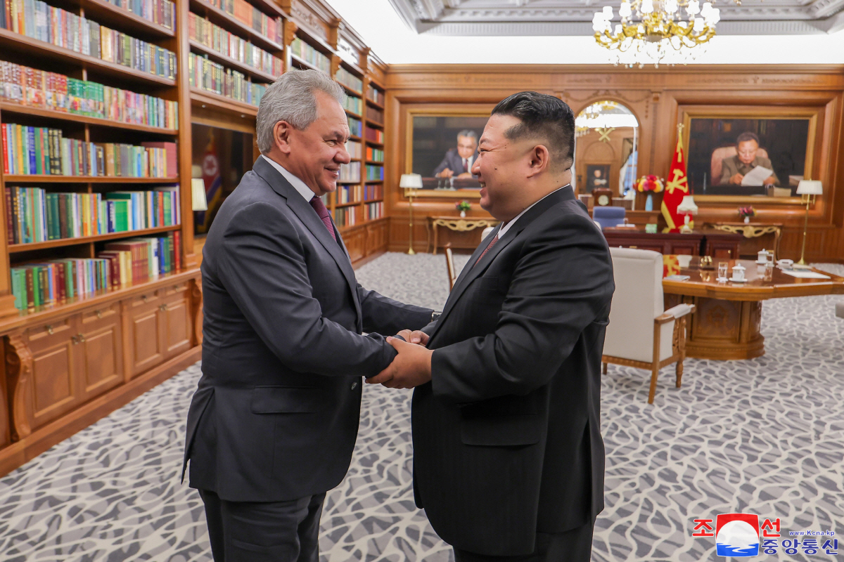 ▲세르게이 쇼이구(왼쪽) 러시아 국가안보회의 서기가 4일 김정은 북한 국무위원장을 만나고 있다. 평양/EPA연합뉴스
