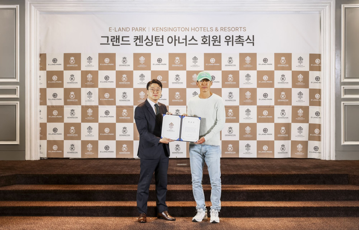 ▲이지운 이랜드파크 대표(왼쪽)와 가수 션이 6일 서울 영등포구 켄싱턴호텔 여의도에서 진행된 그랜드 켄싱턴 아너스 회원 위촉식에서 기념 촬영을 하고 있다. (사진제공=이랜드파크)