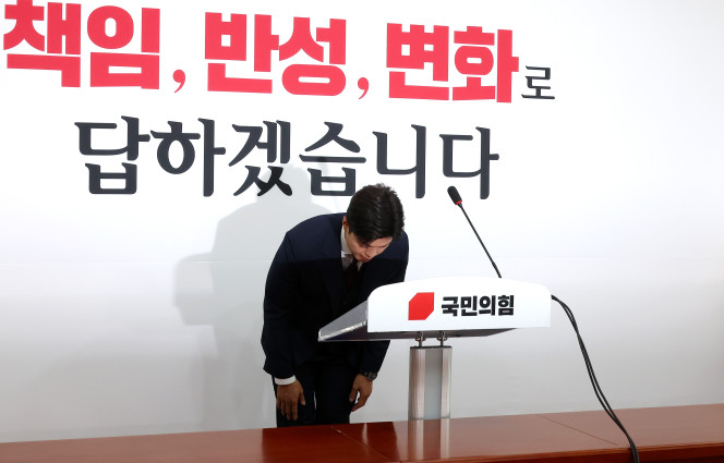 ▲국민의힘 김용태 비상대책위원장이 8일 국회에서 열린 현안관련 기자회견에 앞서 인사하고 있다.  (연합뉴스)