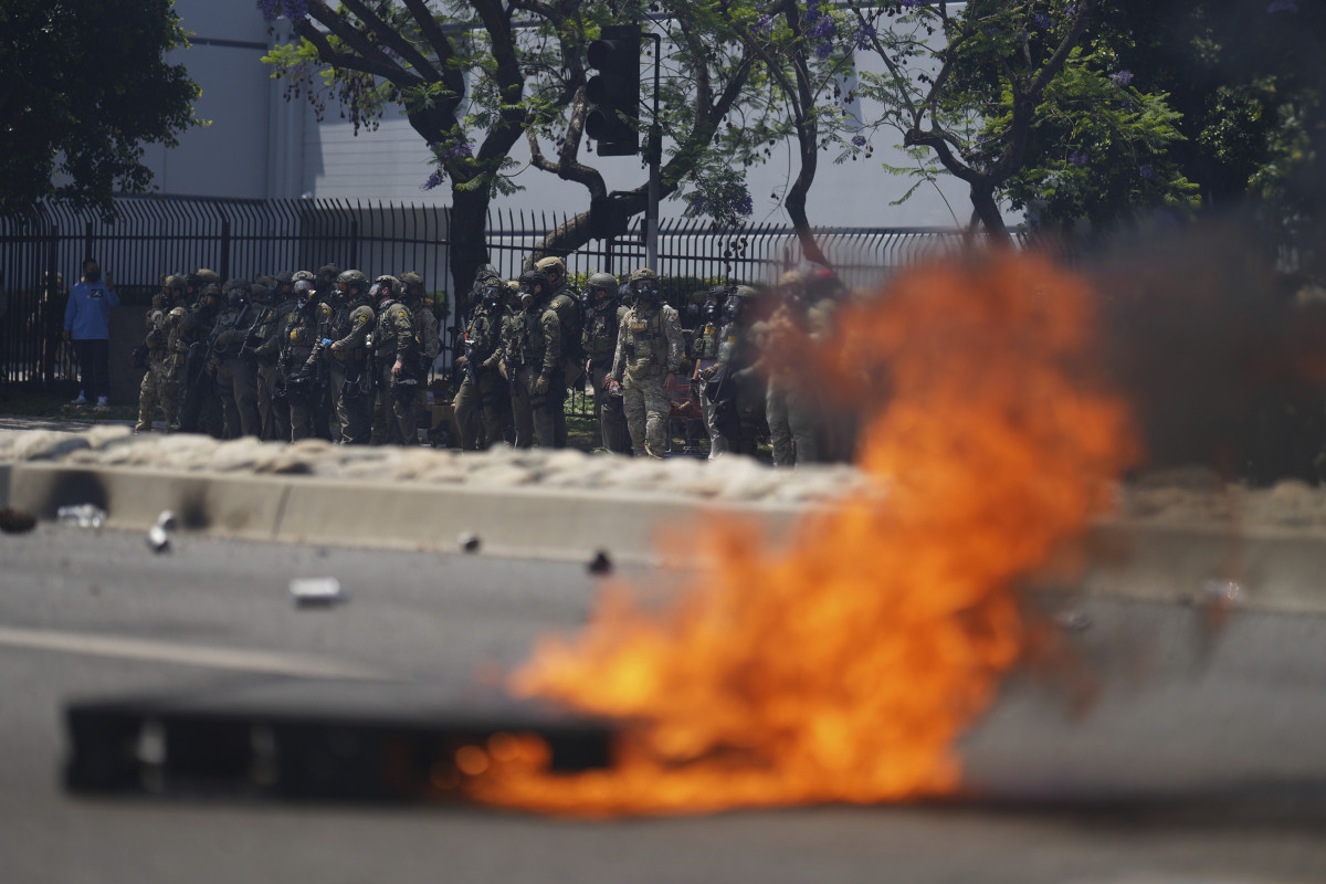 ▲7일(현지시간) LA 이민 단속 반대 시위 현장에 투입된 요원들. LA(미국)/AP연합뉴스

