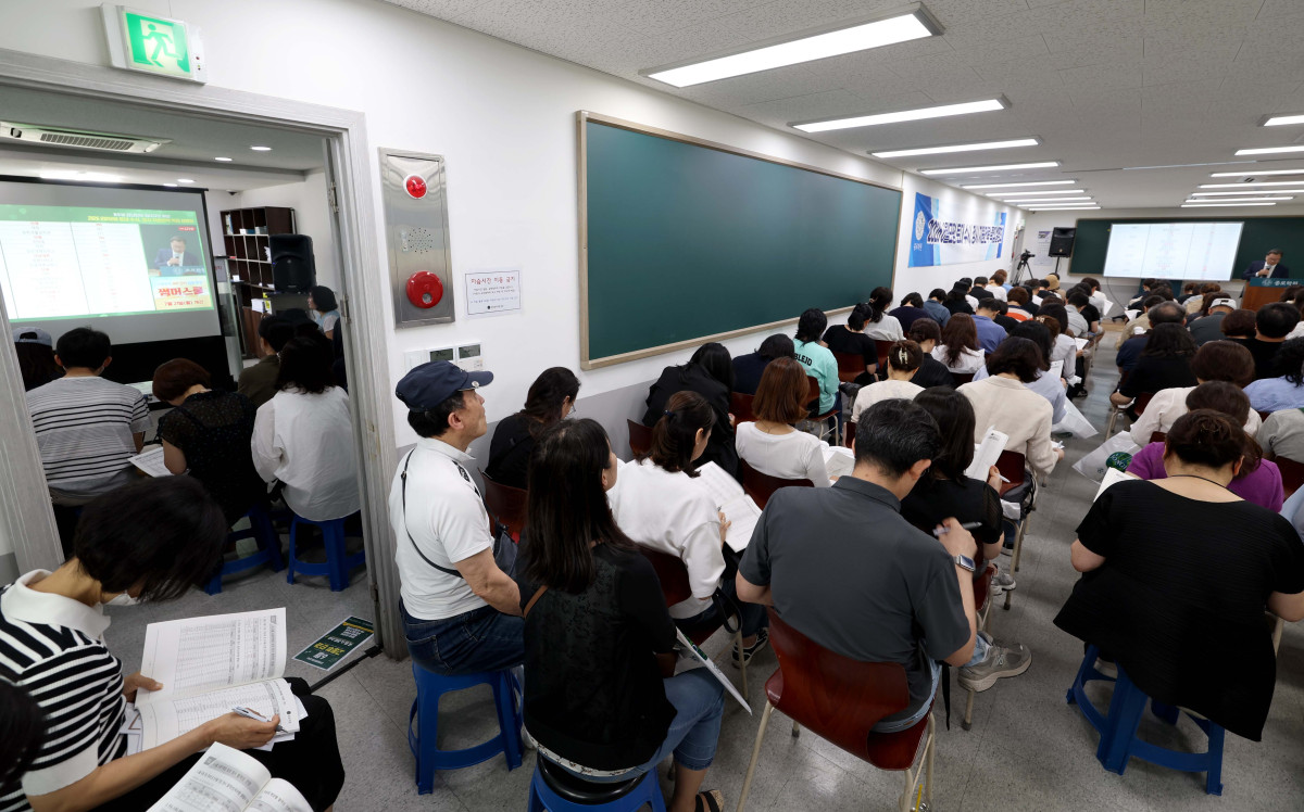 ▲8일 서울 성북구 강북종로학원에서 열린 ‘2026 6월 모평 토대 수시, 정시 지원전략 특집 설명회’에서 학부모들이 입시전문가의 설명을 듣고 있다. 신태현 기자 holjjak@