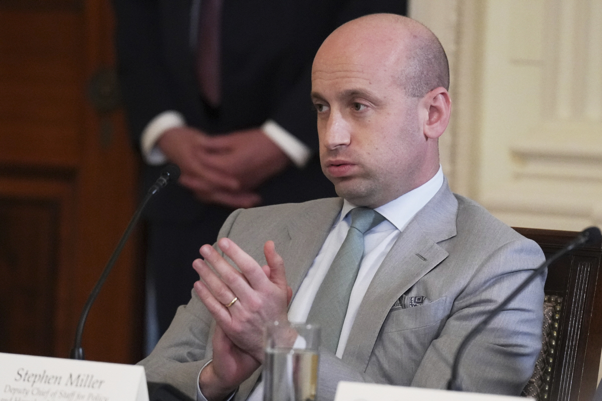 ▲스티븐 밀러 백악관 부비서실장이 지난달 22일(현지시간) 백악관 이스트룸에서 열린 ‘미국을 다시 건강하게’ 행사에 참석하고 있다. 워싱턴D.C./AP뉴시스