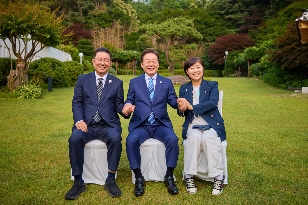 ▲이재명 대통령이 7일 서울 한남동 대통령 관저에서 열린 더불어민주당 지도부 초청 만찬에서 민주당 원내대표 후보로 출마한 김병기, 서영교 의원과 기념촬영하고 있다. (사진=대통령실 제공) (사진=뉴시스)