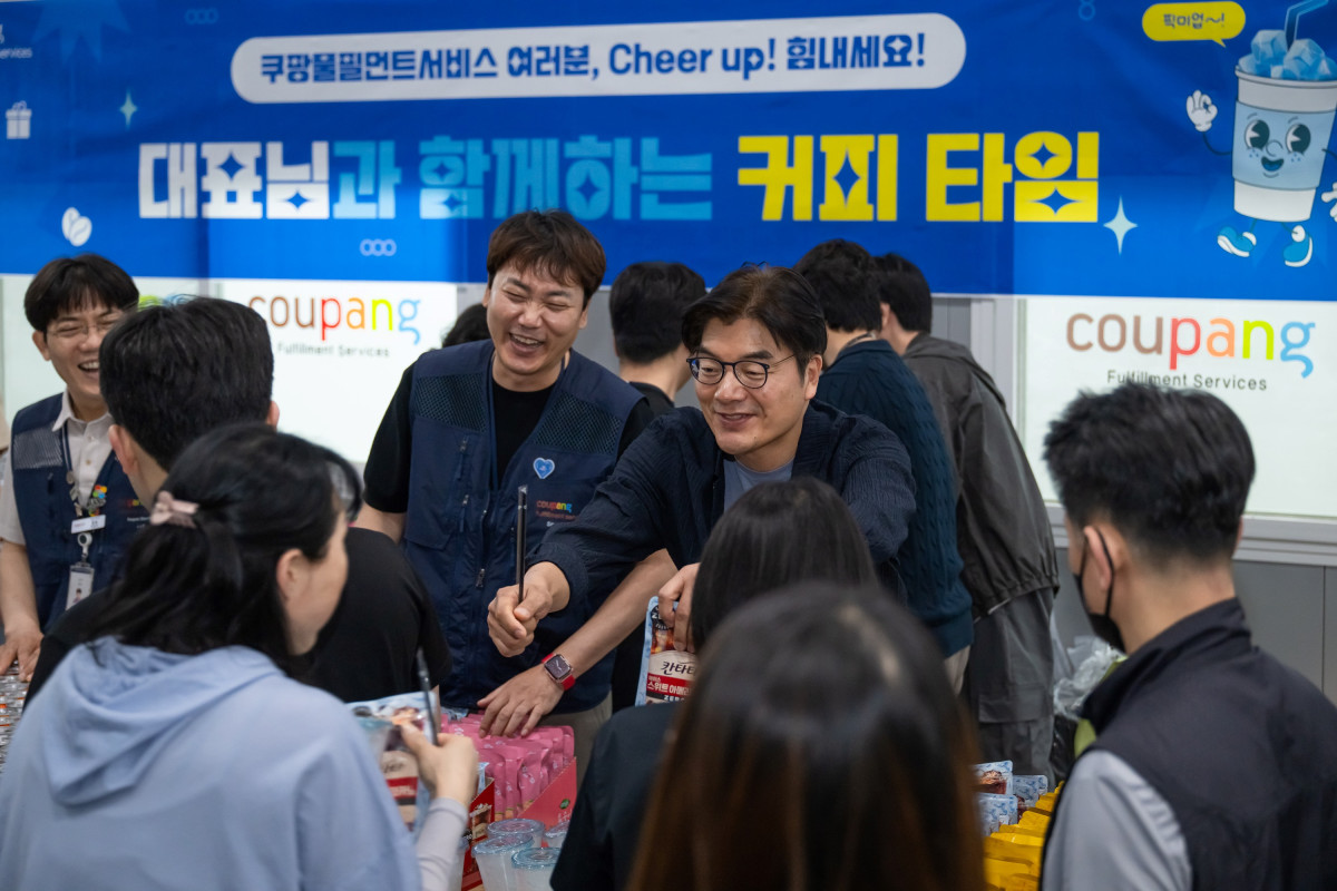 ▲정종철 쿠팡풀필먼트서비스 대표이사가 5일 동탄센터에서 직원들을 격려하고 있다 (사진제공=쿠팡풀필먼트서비스)